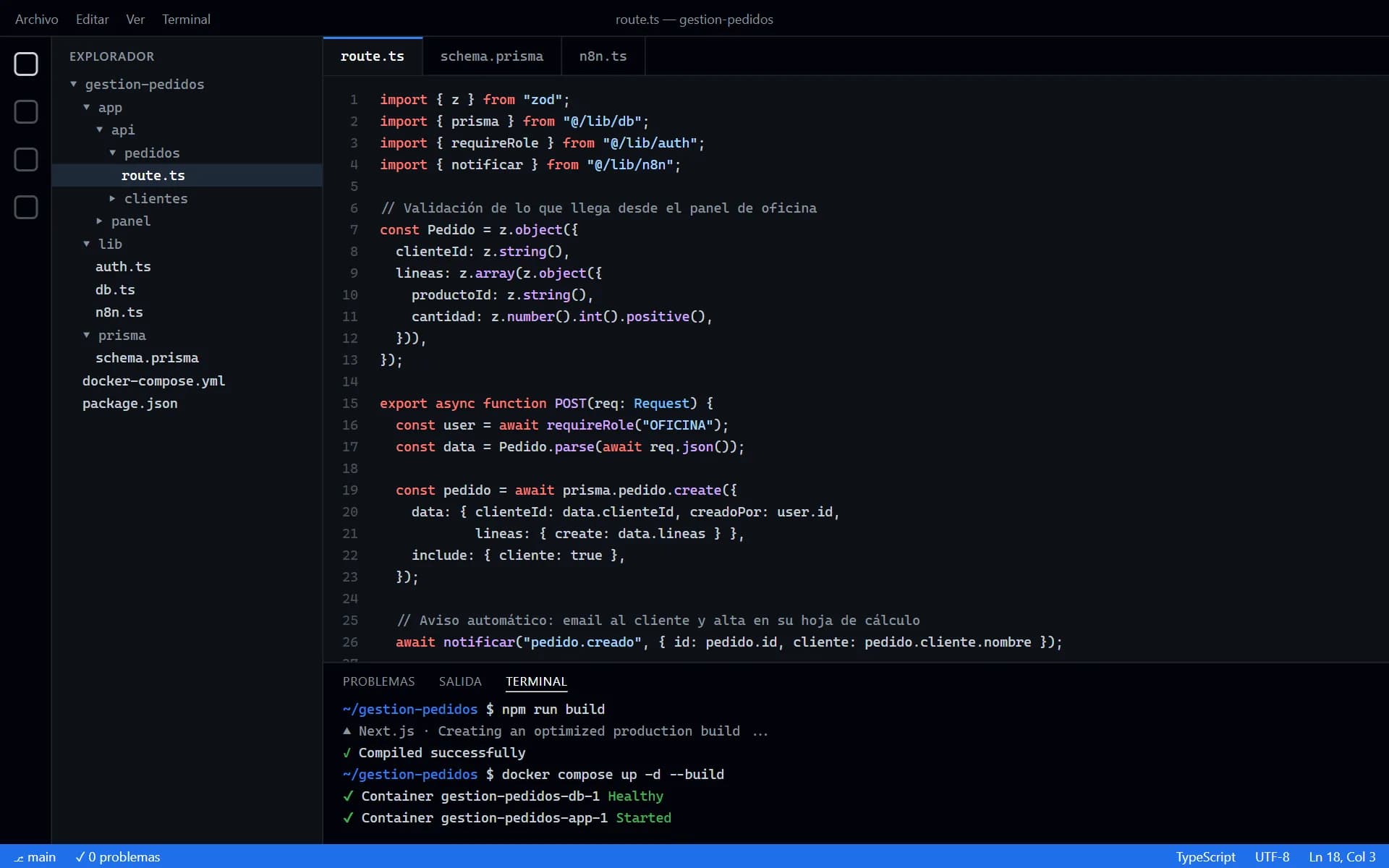 Editor de código con el endpoint de una herramienta a medida y el despliegue en la terminal